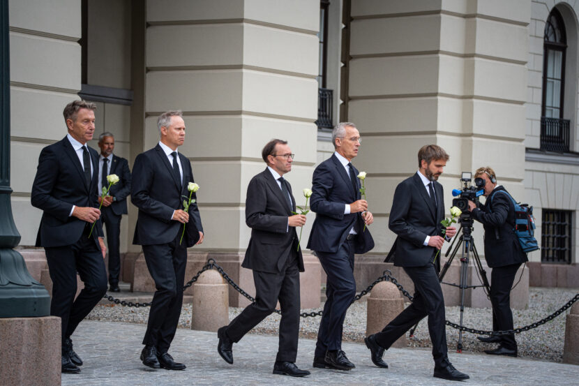 Regjeringsmedlemmer kom ut fra Slottet for å legge ned roser på Slottsplassen til minne om kong Harald. (Foto: Iver Skrede / Subjekt.)