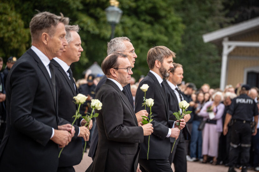 Regjeringsmedlemmer kom ut fra Slottet for å legge ned roser på Slottsplassen til minne om kong Harald. (Foto: Iver Skrede / Subjekt.)
