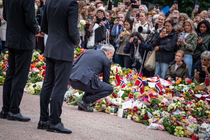 Regjeringsmedlemmer kom ut fra Slottet for å legge ned roser på Slottsplassen til minne om kong Harald. (Foto: Iver Skrede / Subjekt.)