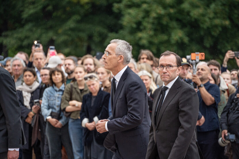 Regjeringsmedlemmer kom ut fra Slottet for å legge ned roser på Slottsplassen til minne om kong Harald. (Foto: Iver Skrede / Subjekt.)