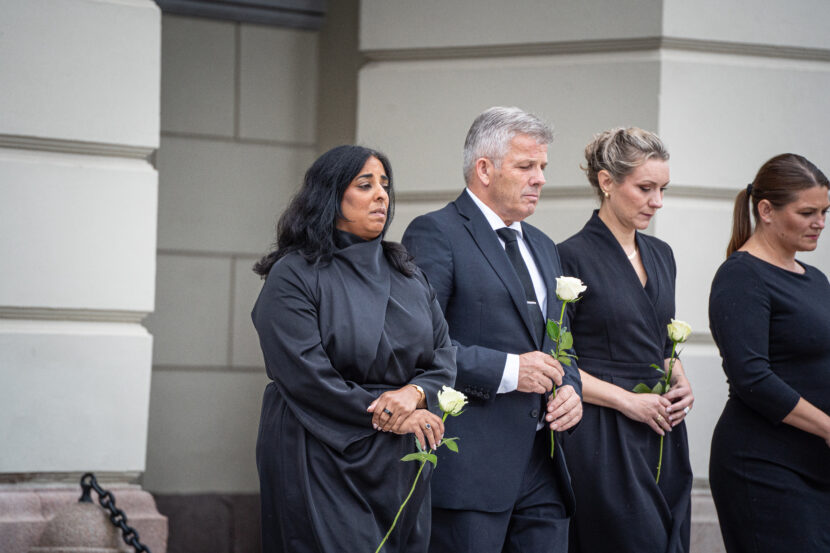 Regjeringsmedlemmer kom ut fra Slottet for å legge ned roser på Slottsplassen til minne om kong Harald. (Foto: Iver Skrede / Subjekt.)