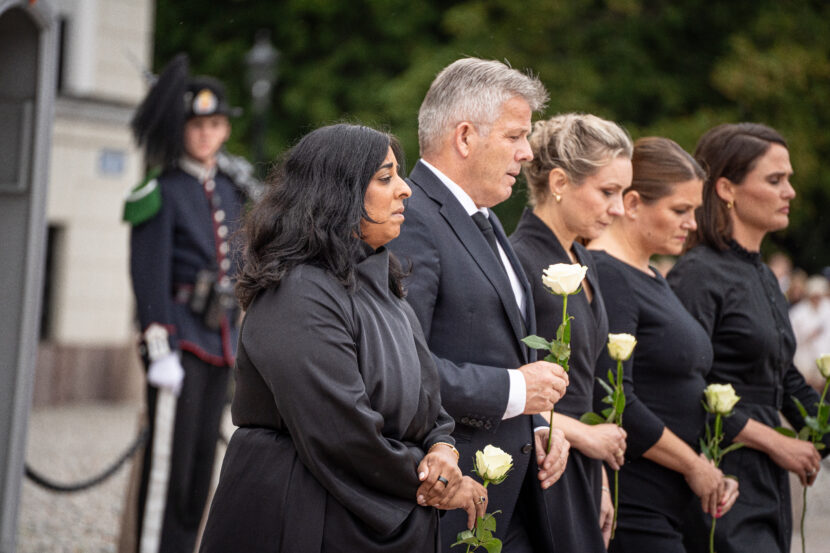 Regjeringsmedlemmer kom ut fra Slottet for å legge ned roser på Slottsplassen til minne om kong Harald. (Foto: Iver Skrede / Subjekt.)