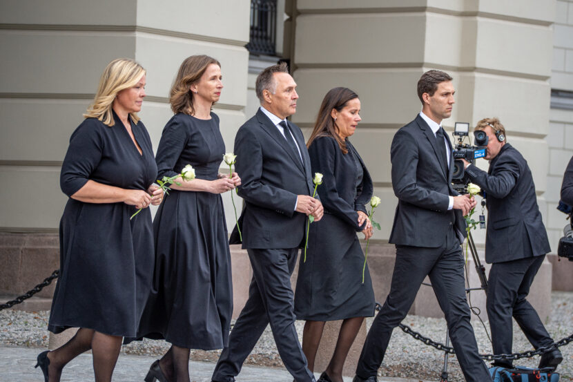 Regjeringsmedlemmer kom ut fra Slottet for å legge ned roser på Slottsplassen til minne om kong Harald. (Foto: Iver Skrede / Subjekt.)
