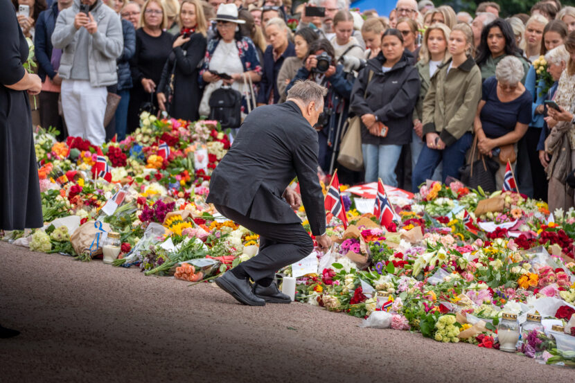 Regjeringsmedlemmer kom ut fra Slottet for å legge ned roser på Slottsplassen til minne om kong Harald. (Foto: Iver Skrede / Subjekt.)