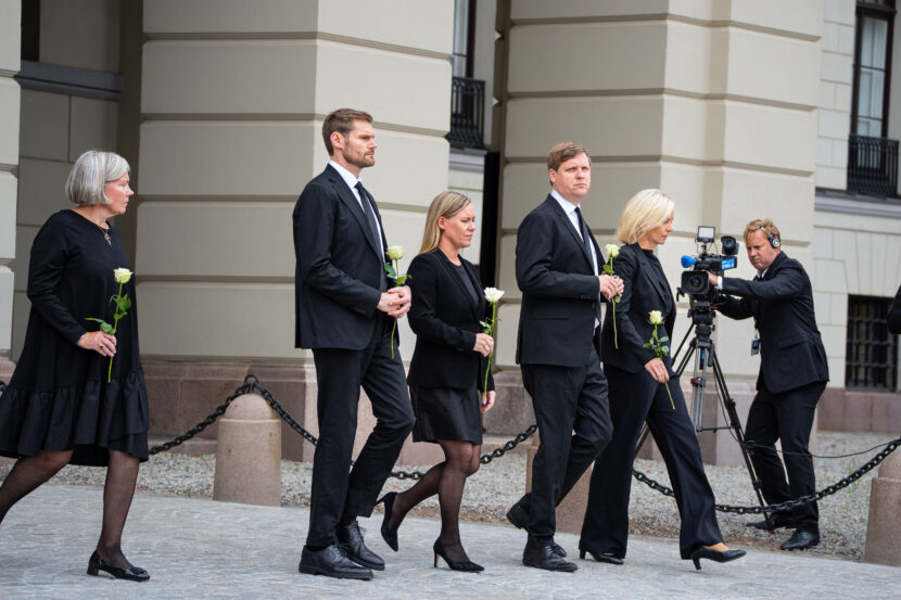 Regjeringsmedlemmer kom ut fra Slottet for å legge ned roser på Slottsplassen til minne om kong Harald. (Foto: Iver Skrede / Subjekt.)