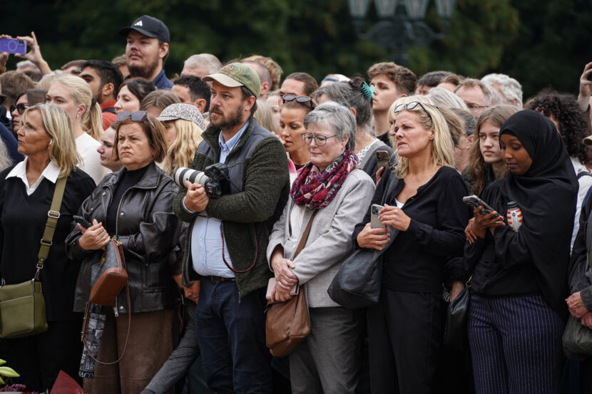 Folk har samlet seg på Slottsplassen for å sørge over kong Harald og vise sin respekt. (Foto: Iver Skrede/Subjekt.)