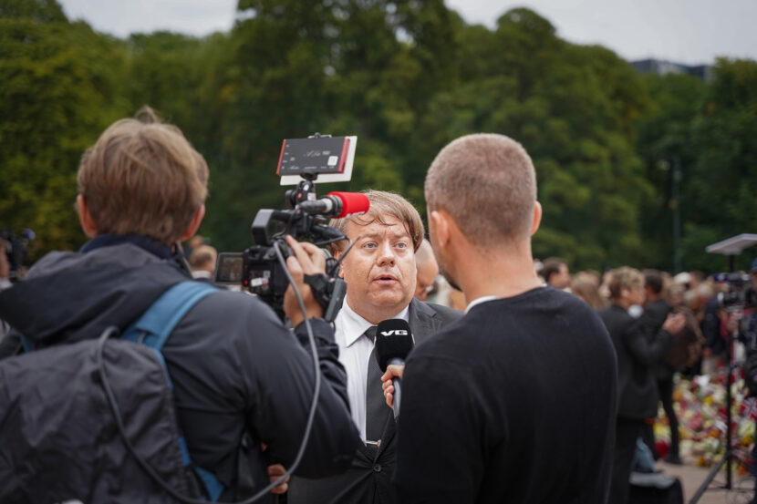 Kongehusekspert, Trond Norén Isaksen, befant seg også på slottsplassen idag. (Foto: Iver Skrede/Subjekt.)