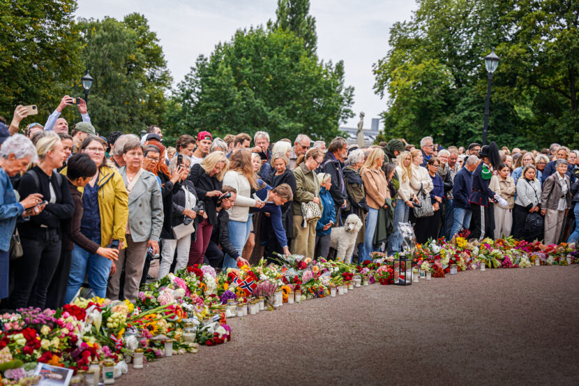 Folk har samlet seg på Slottsplassen for å sørge over kong Harald og vise sin respekt. (Foto: Iver Skrede/Subjekt)
