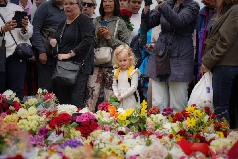Folk har samlet seg på Slottsplassen for å sørge over kong Harald og vise sin respekt. (Foto: Iver Skrede/Subjekt)