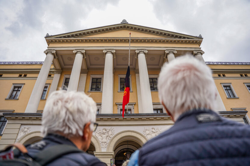 Folk har samlet seg på Slottsplassen for å sørge over kong Harald og vise sin respekt. (Foto: Iver Skrede/Subjekt)
