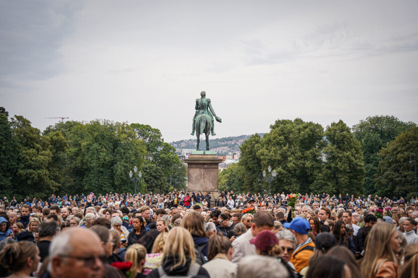 Folk har samlet seg på Slottsplassen for å sørge over kong Harald og vise sin respekt. (Foto: Iver Skrede/Subjekt)