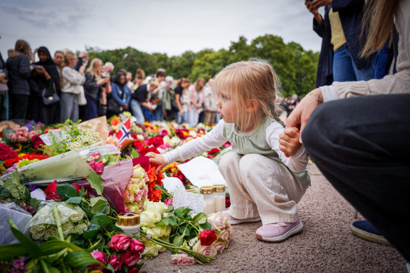 Folk har samlet seg på Slottsplassen for å sørge over kong Harald og vise sin respekt. (Foto: Iver Skrede/Subjekt)