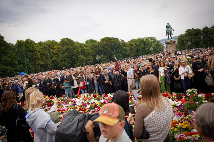 Folk har samlet seg på Slottsplassen for å sørge over kong Harald og vise sin respekt. (Foto: Iver Skrede/Subjekt)