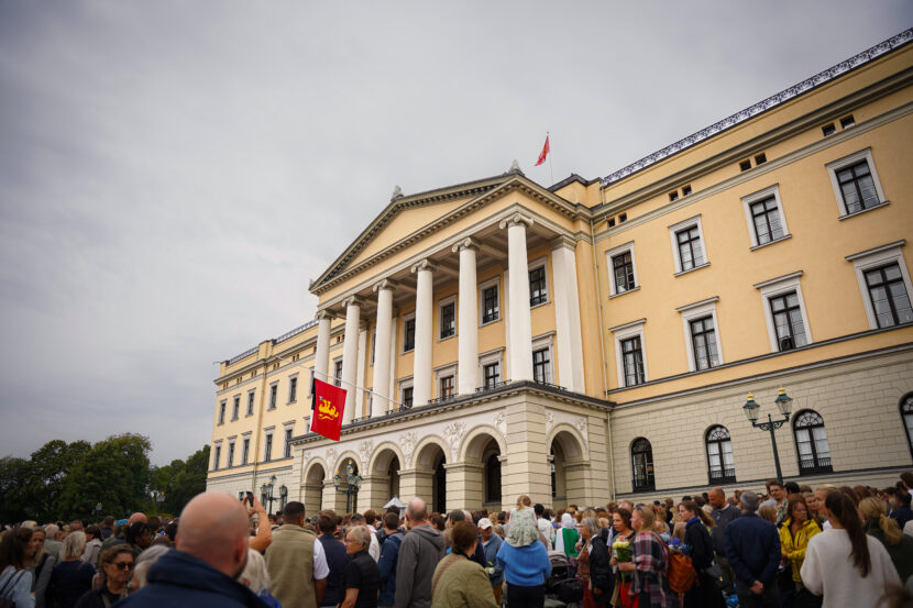 Folk har samlet seg på Slottsplassen for å sørge over kong Harald og vise sin respekt. (Foto: Iver Skrede/Subjekt)