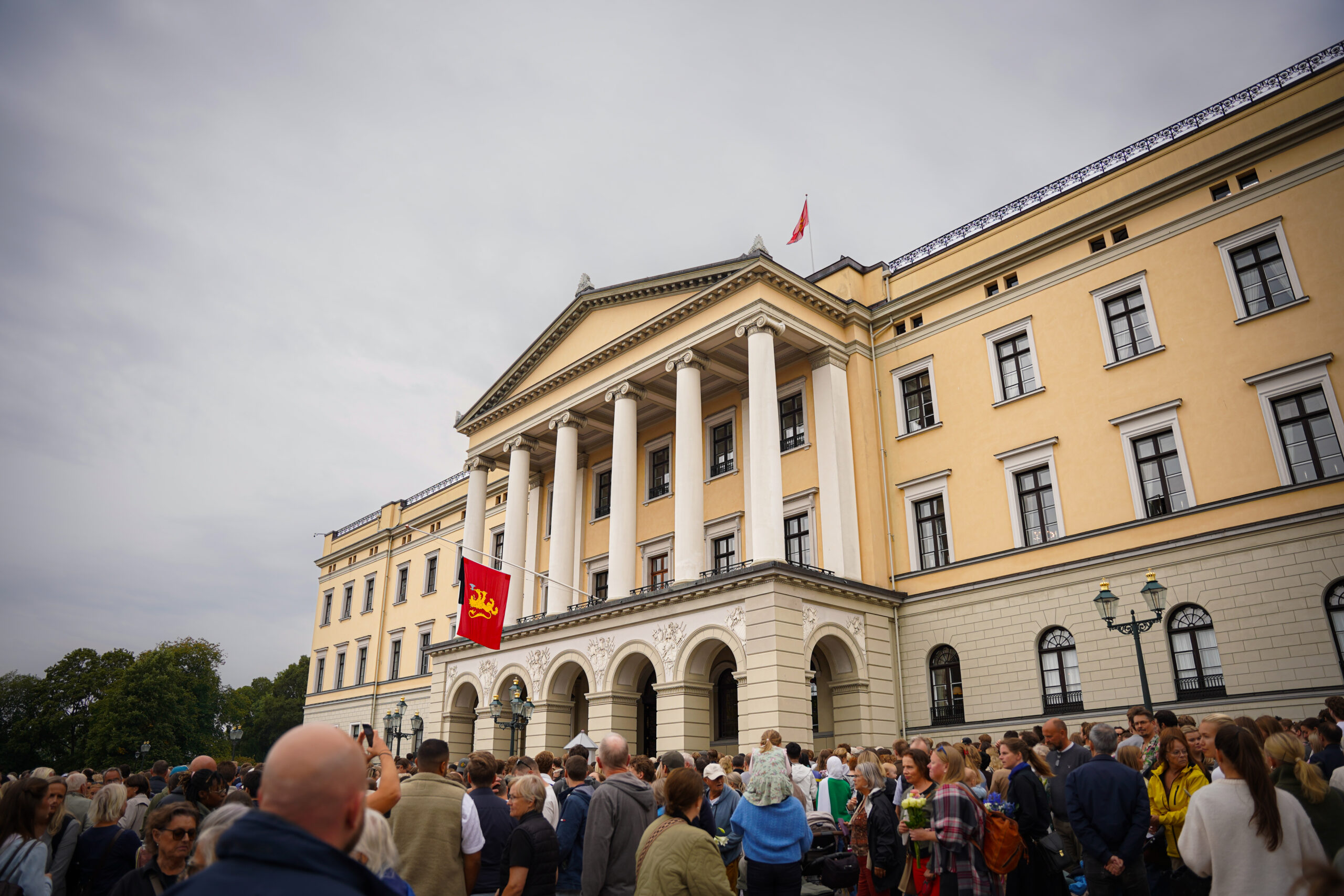 Folk har samlet seg på Slottsplassen for å sørge over kong Harald og vise sin respekt. (Foto: Iver Skrede/Subjekt)
