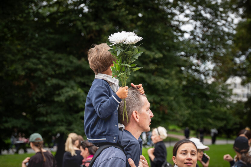 Folk har samlet seg på Slottsplassen for å sørge over kong Harald og vise sin respekt. (Foto: Iver Skrede/Subjekt)