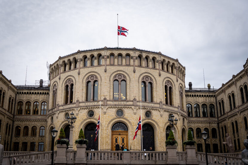 Det norske flagget vaier på halv stang på Stortinget etter kong Haralds bortgang. (Foto: Iver Skrede / Subjekt.)