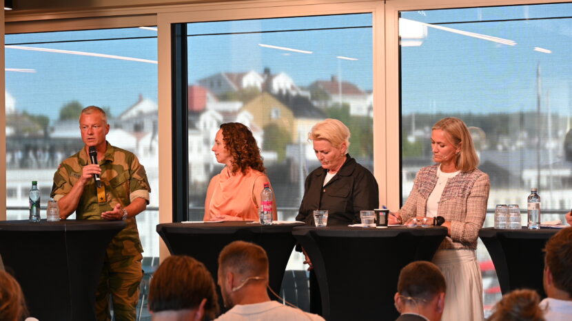 Siv Juvik Tveitnes Konsernsjef, Schibsted Vibeke Fürst Haugen Kringkastingssjef, NRK Eystein Kvarving Tidl. kommunikasjonssjef, Forsvaret Kristine Joy Kallset Statssekretær (AP), Justis- og beredskapsdepartementet (Foto: Sander Sebastian Amsrud.)