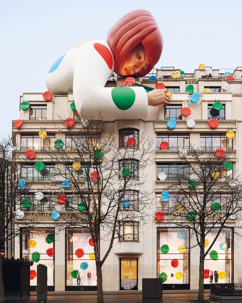 En autobiografisk Kusama-statue setter prikker på Louis Vuitton-butikken i Paris. (Foto: Presse.)
