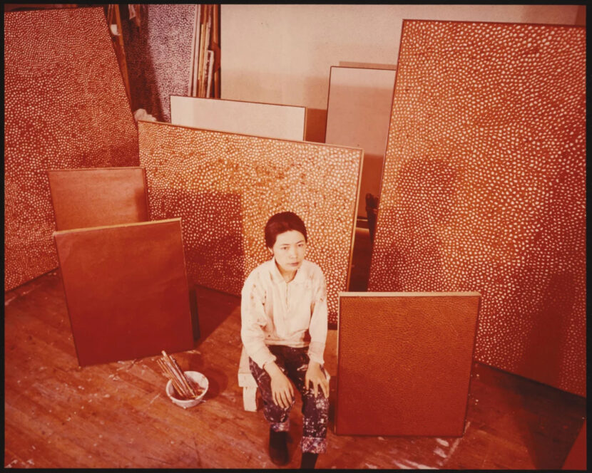 En ung Kusama omgitt av «Infinity Net» malerier i New York. (Foto: Kunstnerens arkiv.)