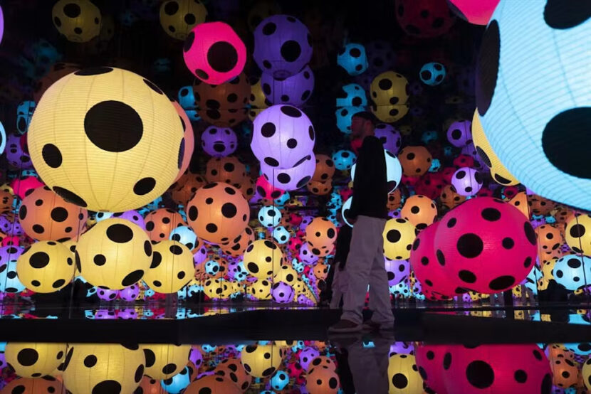«Hymn of Life» (2015) av Yayoi Kusama er permanent utstilt på Høvikodden. (Foto: Martine Hoff Jensen/Henie Onstad Kunstsenter.)