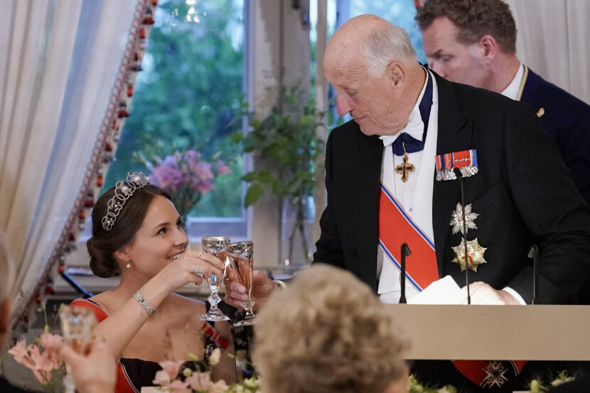 Oslo 20220617. Arkivbilde. Kong Harald V er død. Kong Harald skåler med prinsesse Ingrid Alexandras under gallamiddag på slottet i forbindelse prinsessens myndighetsdag. Prinsessen Ingrid Alexandra fylte 18 år 21. januar 2022. Markeringene av myndighetsdagen ble utsatt til juni på grunn av smittesituasjonen og koronarestriksjonene. Foto: Håkon Mosvold Larsen / NTB