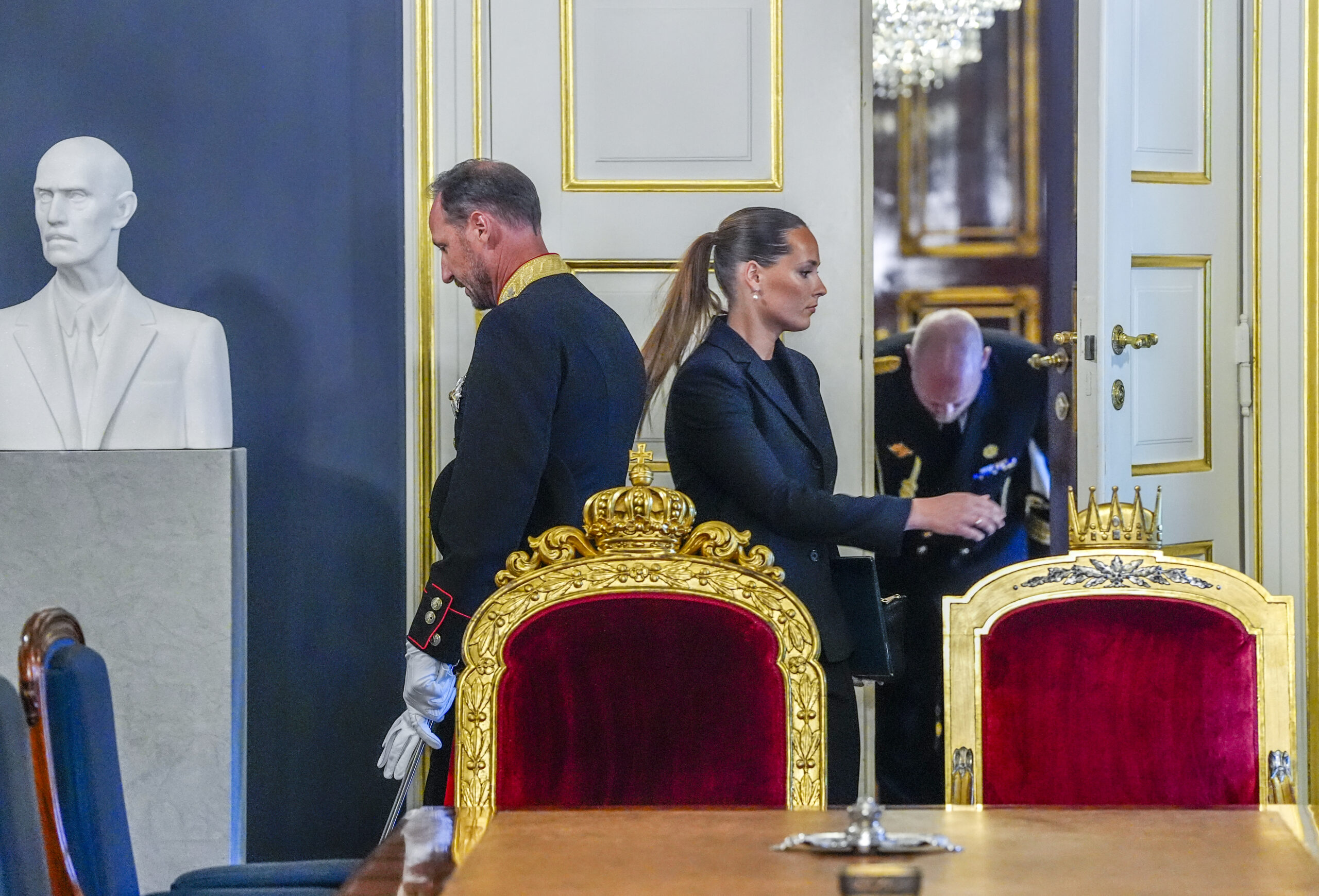 Oslo 20260828. Den nye kongen tar navnet kong Haakon VIII. Den nye kronprinsessen tar navnet kronprinsesse Ingrid Alexandra. Regjeringen samles til ekstraordinært statsråd på Slottet, fredag etter kong Harald Vs død. (Foto: Lise Åserud/NTB/POOL.)
