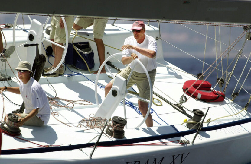 Alicante, Spania 20030713. Kong Harald seiler regatta i Alicante.Kong Harald styrte søndag sin seilskute Fram XV med stødig hånd. Kongen og mannskapet hans deltok i den spanske seilregattaen "Trofeo Tabarca" i Alicante. På regattaens siste dag endte Fram XV på en femteplass. Foto: Heiko Junge / NTB