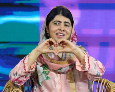 Pakistani Nobel Peace Prize laureate Malala Yousafzai flashes a heart hand sign while attending Rio Innovation Week, a global technology and innovation conference in Rio de Janeiro, Tuesday, Aug. 4, 2026. (Foto: AP/Silvia Izquierdo.)