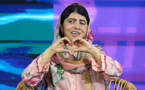 Pakistani Nobel Peace Prize laureate Malala Yousafzai flashes a heart hand sign while attending Rio Innovation Week, a global technology and innovation conference in Rio de Janeiro, Tuesday, Aug. 4, 2026. (Foto: AP/Silvia Izquierdo.)