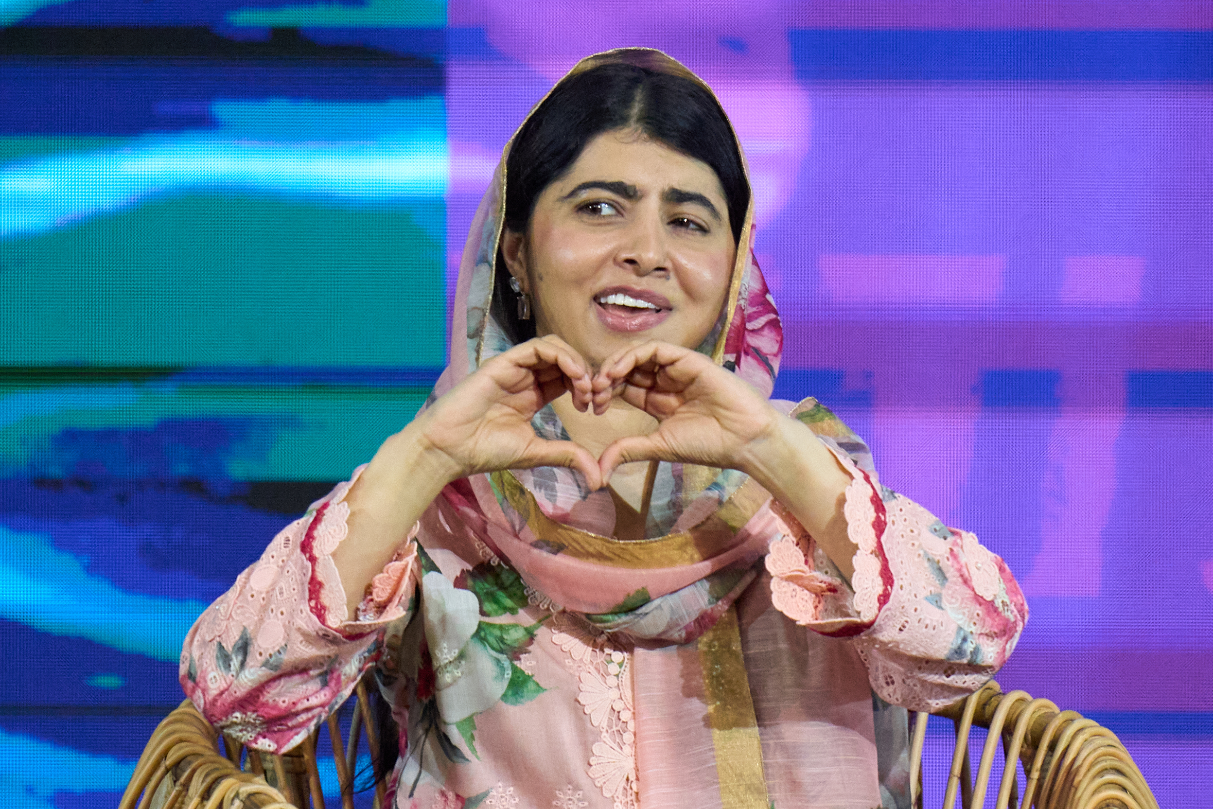 Pakistani Nobel Peace Prize laureate Malala Yousafzai flashes a heart hand sign while attending Rio Innovation Week, a global technology and innovation conference in Rio de Janeiro, Tuesday, Aug. 4, 2026. (Foto: AP/Silvia Izquierdo.)