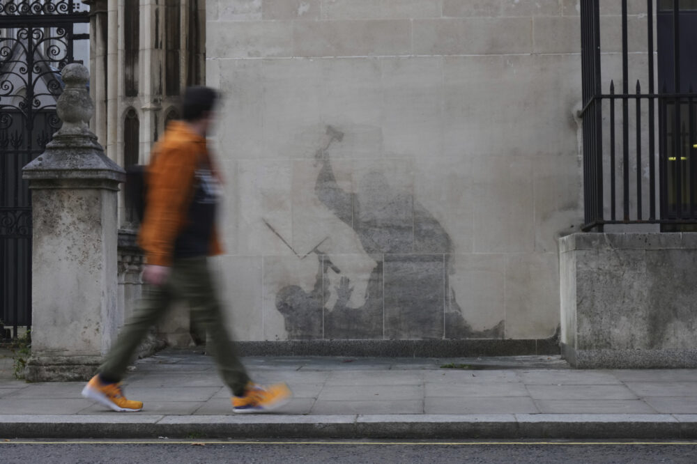Restene av maleriet på domstolsbygningens vegg i London, tre dager etter at maleriet ble oppdaget i september i fjor. (Foto: Joanna Chan/AP/NTB.)