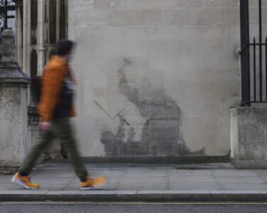 Restene av maleriet på domstolsbygningens vegg i London, tre dager etter at maleriet ble oppdaget i september i fjor. (Foto: Joanna Chan/AP/NTB.)