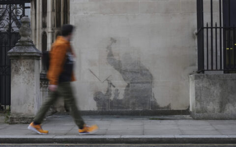 Restene av maleriet på domstolsbygningens vegg i London, tre dager etter at maleriet ble oppdaget i september i fjor. (Foto: Joanna Chan/AP/NTB.)