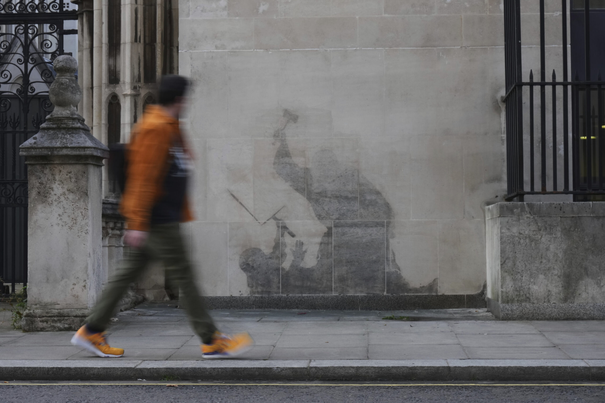 Restene av maleriet på domstolsbygningens vegg i London, tre dager etter at maleriet ble oppdaget i september i fjor. (Foto: Joanna Chan/AP/NTB.)