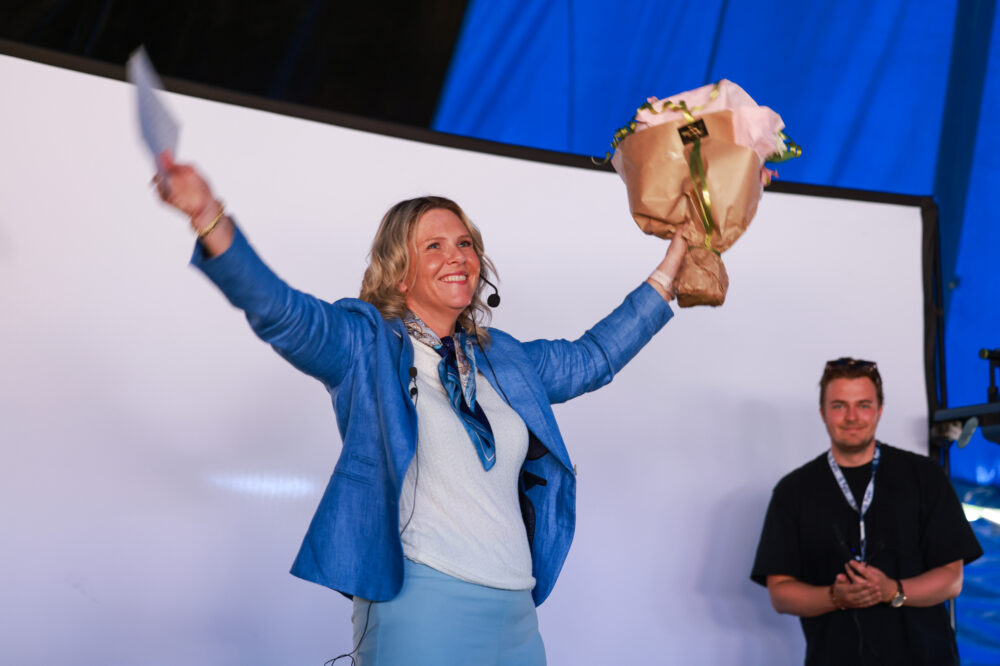 Arendal 20260803. Leder i Fremskrittspartiet, Sylvi Listhaug, taler under FPUs sommerleir på Hove leirsenter på Tromøya i Arendal mandag. I bakgrunnen FPU-leder Lars Barstad Løvold. (Foto: Elisabeth Grosvold Altenborg/NTB.)