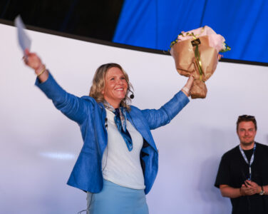 Arendal 20260803. Leder i Fremskrittspartiet, Sylvi Listhaug, taler under FPUs sommerleir på Hove leirsenter på Tromøya i Arendal mandag. I bakgrunnen FPU-leder Lars Barstad Løvold. (Foto: Elisabeth Grosvold Altenborg/NTB.)