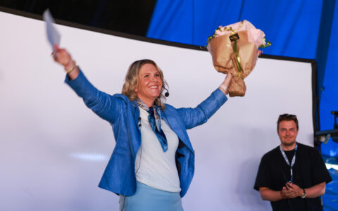 Arendal 20260803. Leder i Fremskrittspartiet, Sylvi Listhaug, taler under FPUs sommerleir på Hove leirsenter på Tromøya i Arendal mandag. I bakgrunnen FPU-leder Lars Barstad Løvold. (Foto: Elisabeth Grosvold Altenborg/NTB.)