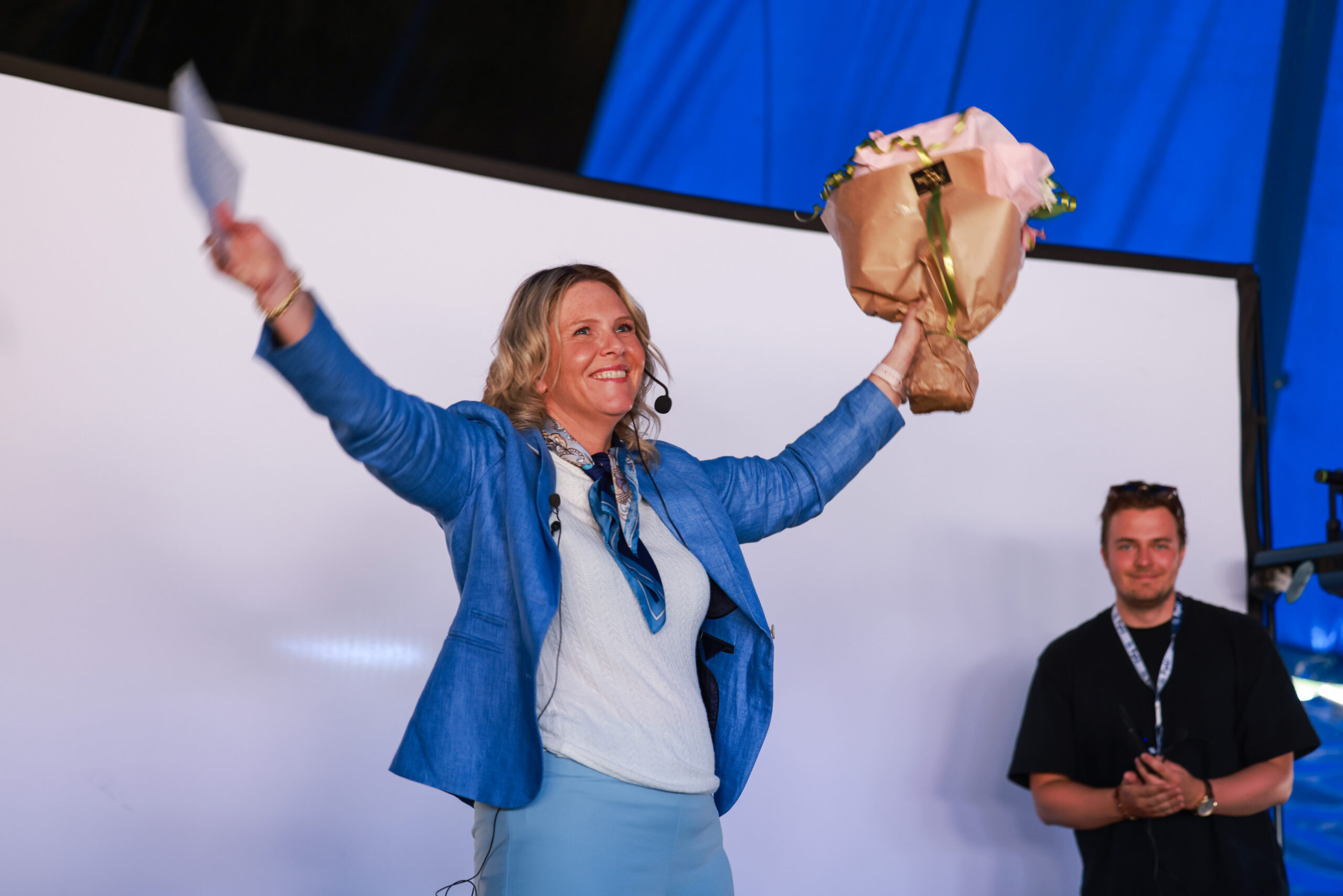 Arendal 20260803. Leder i Fremskrittspartiet, Sylvi Listhaug, taler under FPUs sommerleir på Hove leirsenter på Tromøya i Arendal mandag. I bakgrunnen FPU-leder Lars Barstad Løvold. (Foto: Elisabeth Grosvold Altenborg/NTB.)