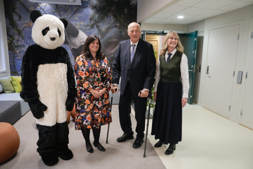 Oslo 20250925. Kong Harald besøker WWF Verdens naturfond i forbindelse med at organisasjonen markerer sitt 55-årsjubileum i Norge. Her sammen med generalsekretær, Karoline Andaur, og ordfører i Oslo, Anne Lindboe. Foto: Javad Parsa / POOL / NTB