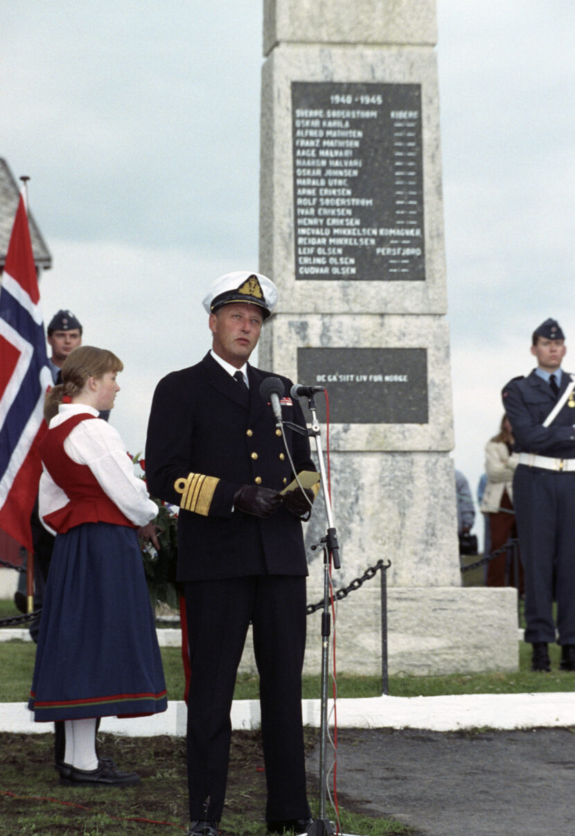 Kiberg 3. august 1992.Kong Harald ved partisanerbautaen . Kongen holder en tale, der han beklaget den dårlige behandlingen partisanene hadde fått etter krigen. KONGEFERDEN 1992. Det norske kongeparet starter sin kongeferd i Nord-Norge. I løpet av 22 dager møter de folk på 62 forskjellige steder. Fra Frosta i Nord-Trøndelag til Grense Jakobselv i Finnmark. Foto: Lise Åserud / NTB / NTB