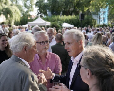 Oslo 20220825. Forlegger William Nygaard, Bård Vegard Solhjell og statsminister Jonas Gahr Støre under Aschehougs hagefest i Drammensveien 99. (Foto: Stian Lysberg Solum/NTB.)