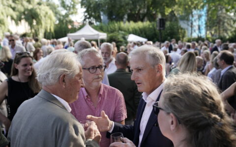 Oslo 20220825. Forlegger William Nygaard, Bård Vegard Solhjell og statsminister Jonas Gahr Støre under Aschehougs hagefest i Drammensveien 99. (Foto: Stian Lysberg Solum/NTB.)