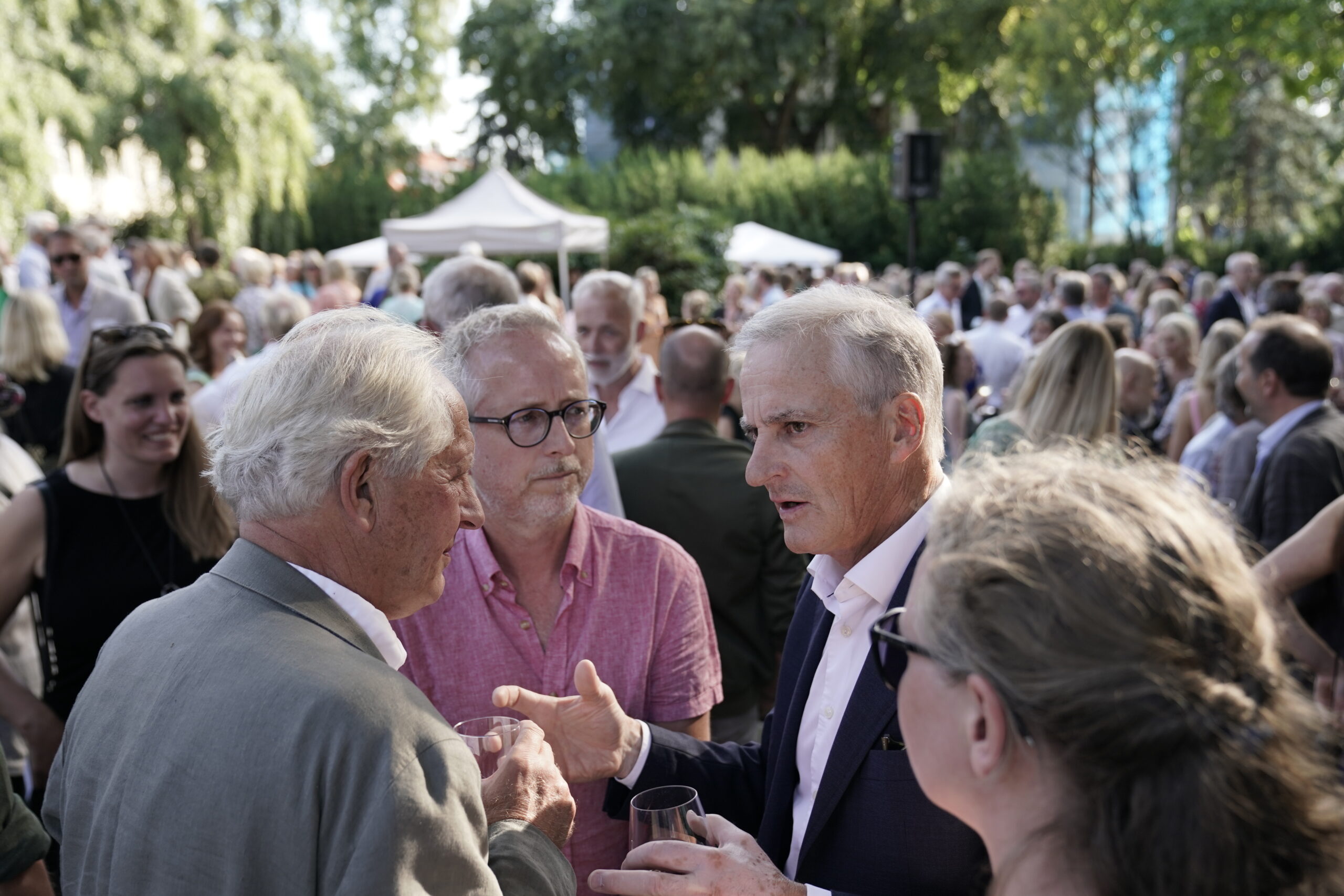 Oslo 20220825. Forlegger William Nygaard, Bård Vegard Solhjell og statsminister Jonas Gahr Støre under Aschehougs hagefest i Drammensveien 99. (Foto: Stian Lysberg Solum/NTB.)
