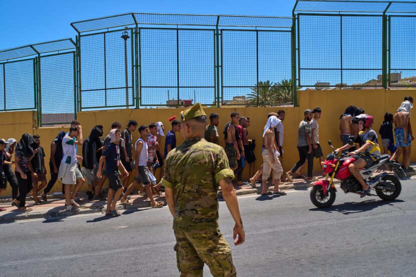 Spanske soldater eskorterer migranter ut av Ceuta. (Foto: Bernat Armangue/AP/NTB.)