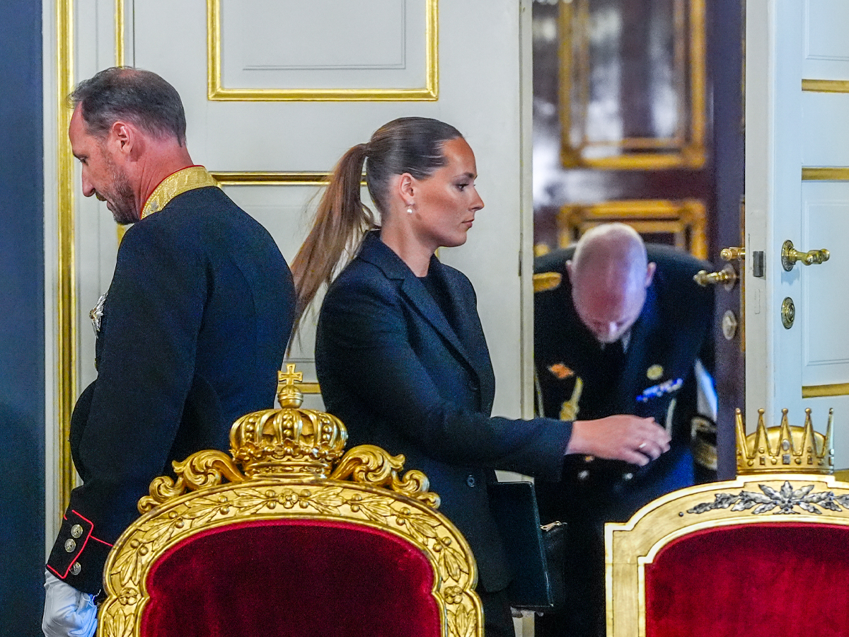 Oslo 20260828. Den nye kongen tar navnet kong Haakon VIII. Den nye kronprinsessen tar navnet kronprinsesse Ingrid Alexandra. Regjeringen samles til ekstraordinært statsråd på Slottet, fredag etter kong Harald Vs død. (Foto: Lise Åserud/NTB/POOL.)
