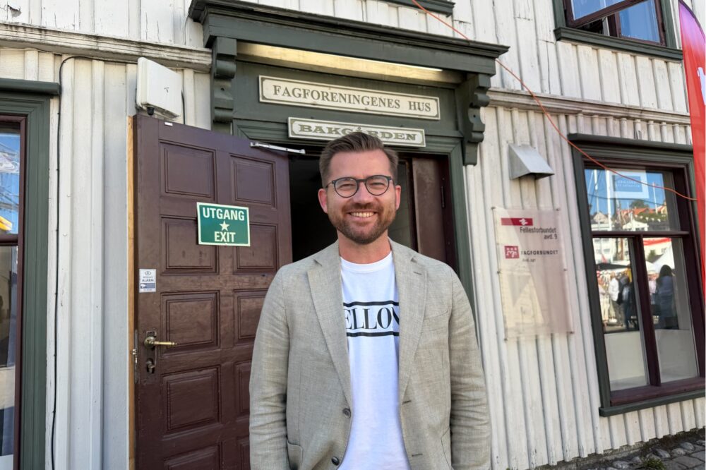 Sveinung Rotevatn under Arendalsuka 2026. Han skulle helst vært et annet sted. (Foto: Danby Choi.)