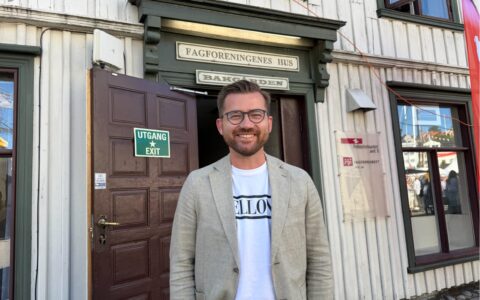 Sveinung Rotevatn under Arendalsuka 2026. Han skulle helst vært et annet sted. (Foto: Danby Choi.)