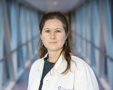 Vaksineforsker og professor i immunologi ved Universitetet i Oslo, Gunnveig Grødeland, er kvinnen stataen ringer når de trenger svar om vaksiner. (Foto: Frode Hansen/NTB.)