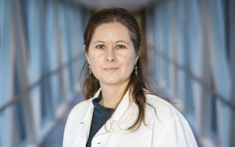 Vaksineforsker og professor i immunologi ved Universitetet i Oslo, Gunnveig Grødeland, er kvinnen stataen ringer når de trenger svar om vaksiner. (Foto: Frode Hansen/NTB.)